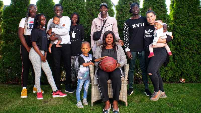 Dennis Schroder with his family