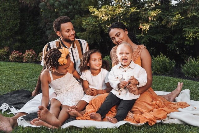 Image of Ayesha Curry with her husband, Stephen Curry, and their kids