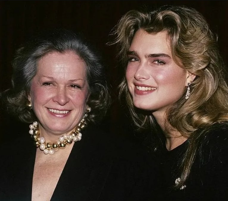 Image of Brooke Shields with her mother, Teri Shields
