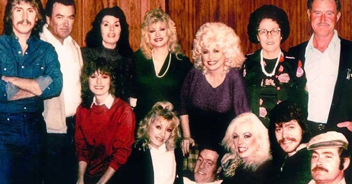 Image of Dolly Parton with her siblings