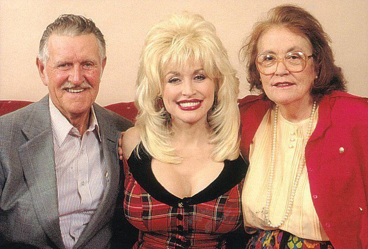 Image of Dolly Parton with her parents, Avie Lee Parton and Robert Lee Parton