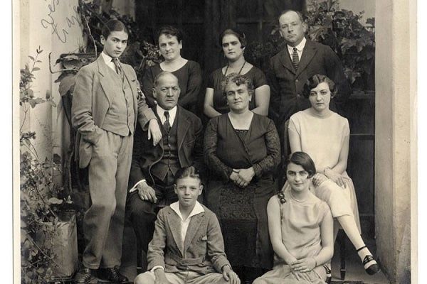 Image of Frida Khalo with her family