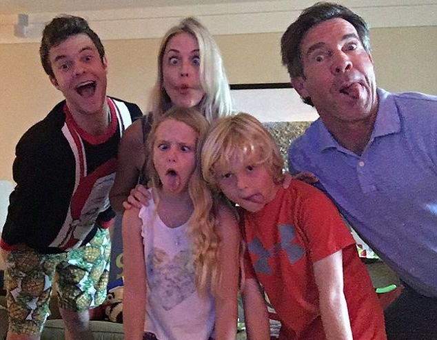 Jack Quaid with his father,Dennis Quaid and siblings