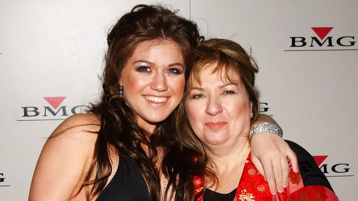 Image of Kelly Clarkson with her mother 