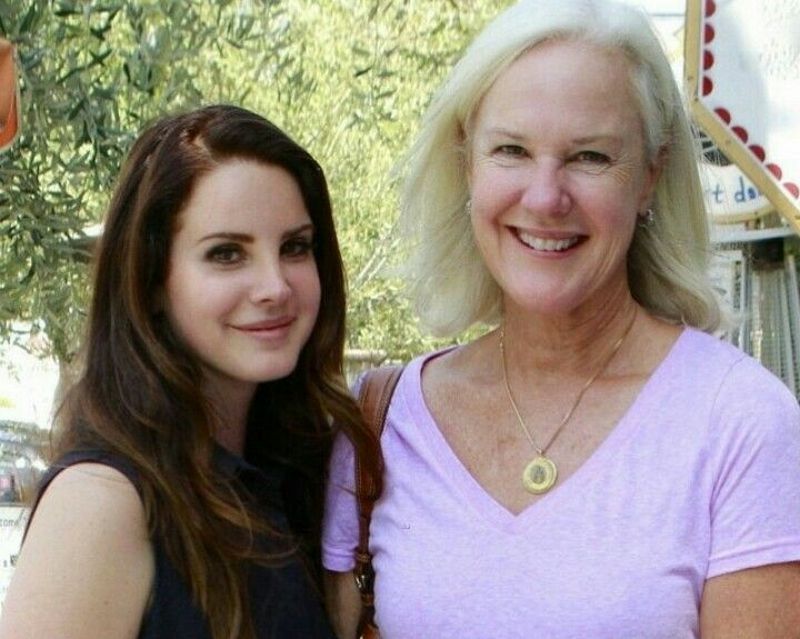 Image of Lana del Rey with her mother, Patricia Ann Hill