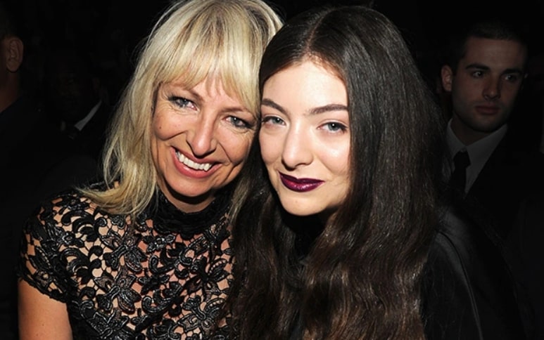 Image of Lorde with her mother, Sonja Yelich