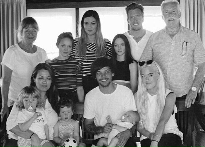Image of Louis Tomlinson with his family