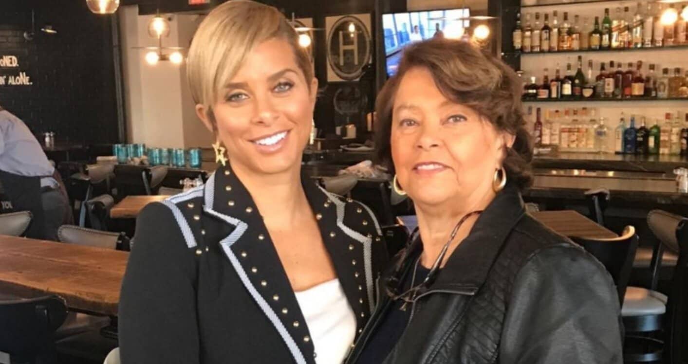 Image of Robyn Dixon with her mother, Gladys