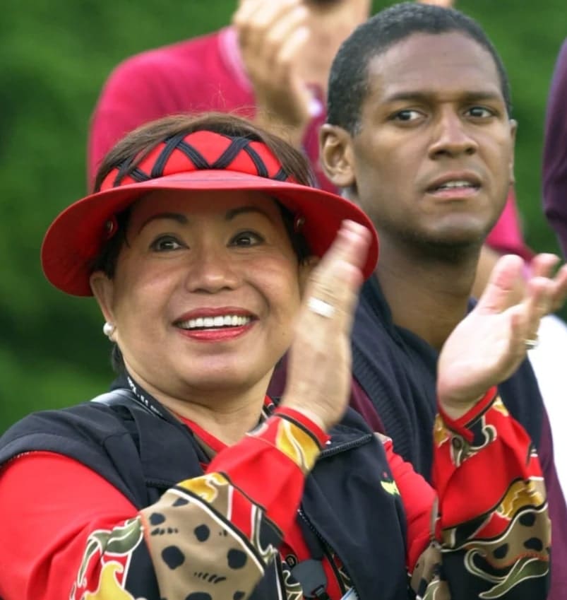 Image of tiger Woods with his mother, Kutilda Woods