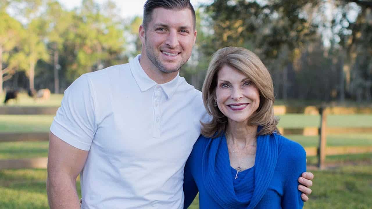 Image of Tim Tebow with his mother, Pamela Elaine