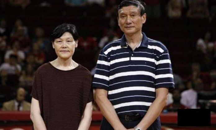 Image of Yao Ming's parents, Fang Fengdi and Yao Zhiyuan
