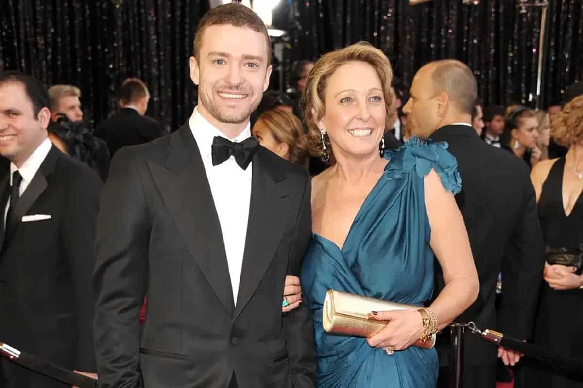 Image of Justin Timberlake with his mother, Lynn Harless