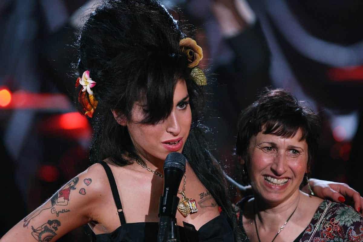 Image of Amy WInehouse with her mother, Janis Winehouse