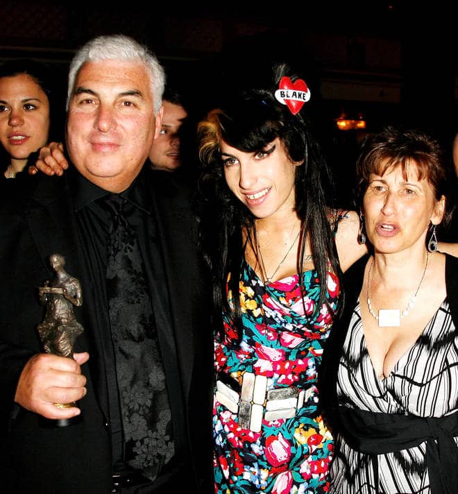 Image of Amy Winehouse with her parents 