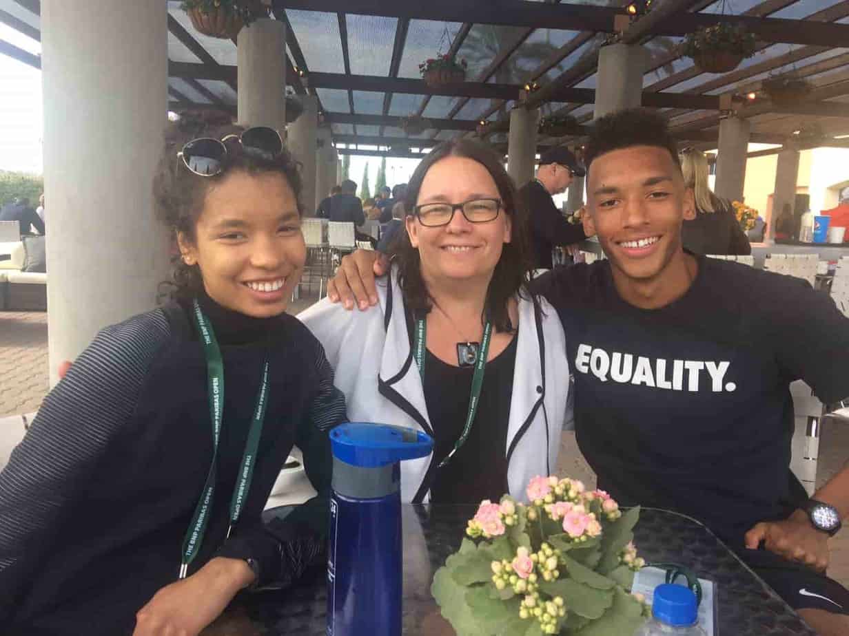 Image of Auger Aliassime with her sister and mother, Marie Auger