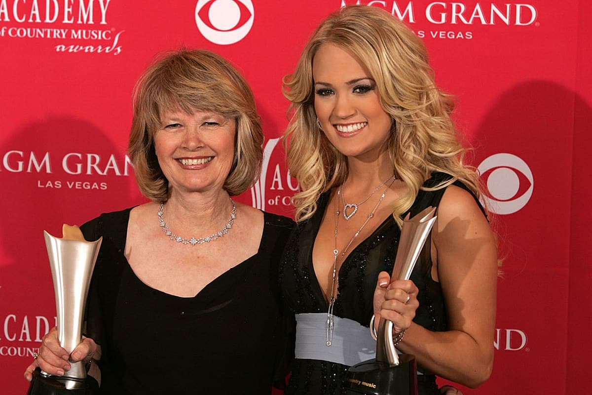 Image of Carrie Underwood with her Mother 