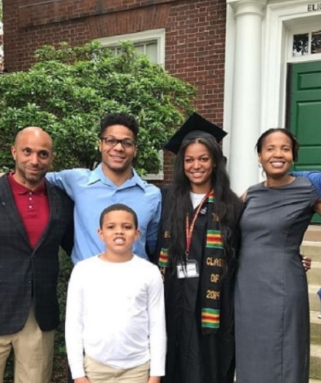 Image of Gabby Thomas with her family