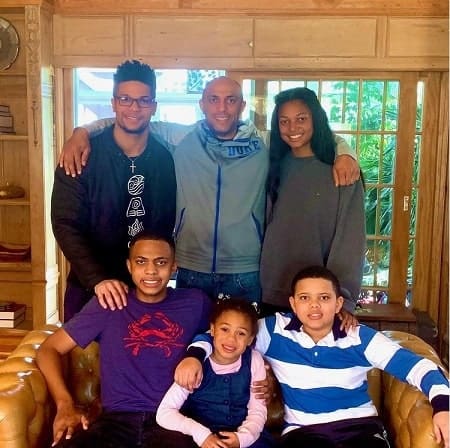 Image of Gabby Tomas with her siblings and her father, Desmond Thomas