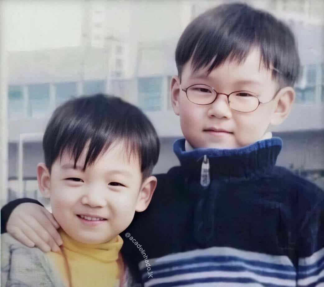 Image of Young Jeon Jungkook with his brother, Jeon Junghyun