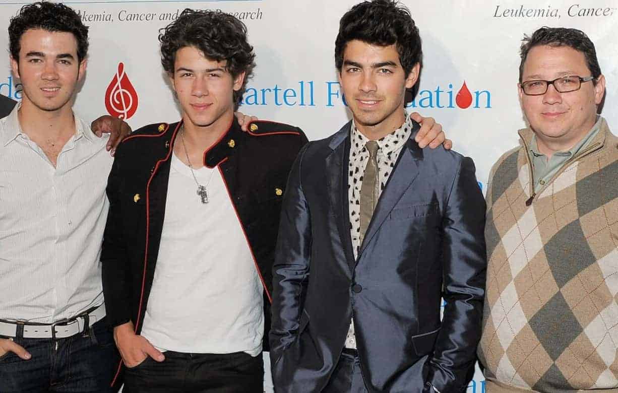 Image of Jonas Brothers with their father, Paul Kevin Jonas Sr.