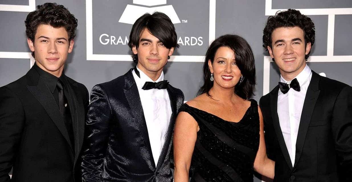 Image of Jonas Brothers with their mother, Denise Jonas