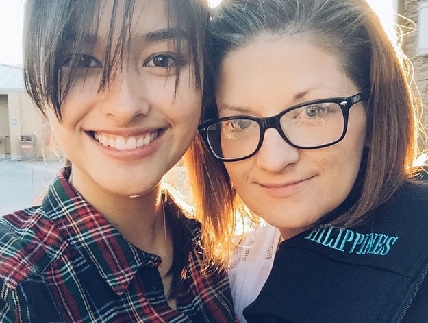 Image of Liza Soberano with her mother, Jacqlyn Hanley