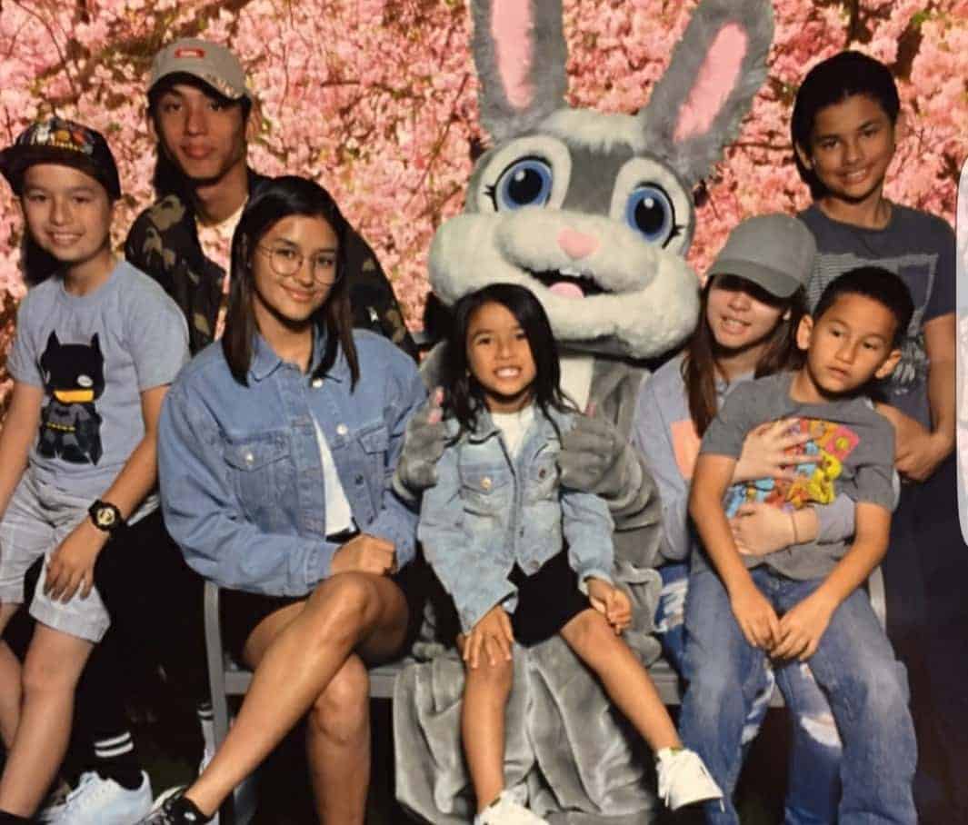 Image of Liza Soberano with her siblings