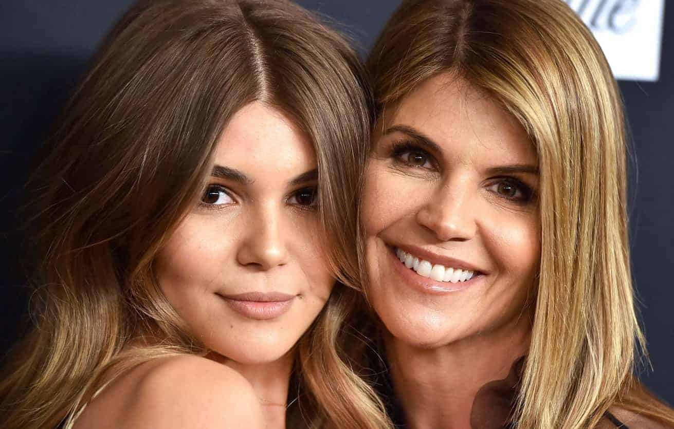 Image of Olivia Jade with her mother, Lori Loughlin