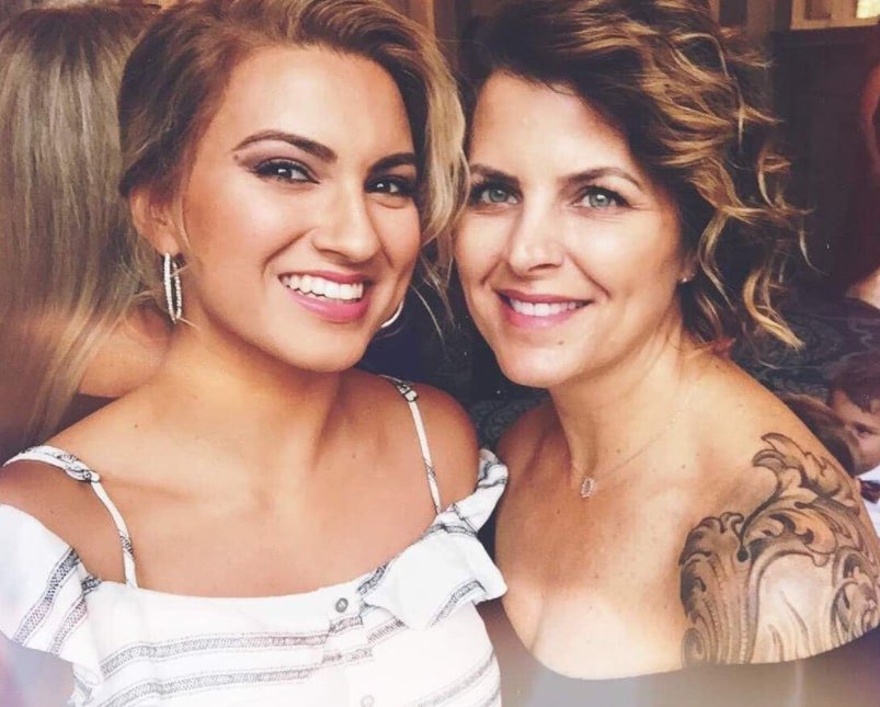 Image of Tori Kelly with her mother, Laura Kelly