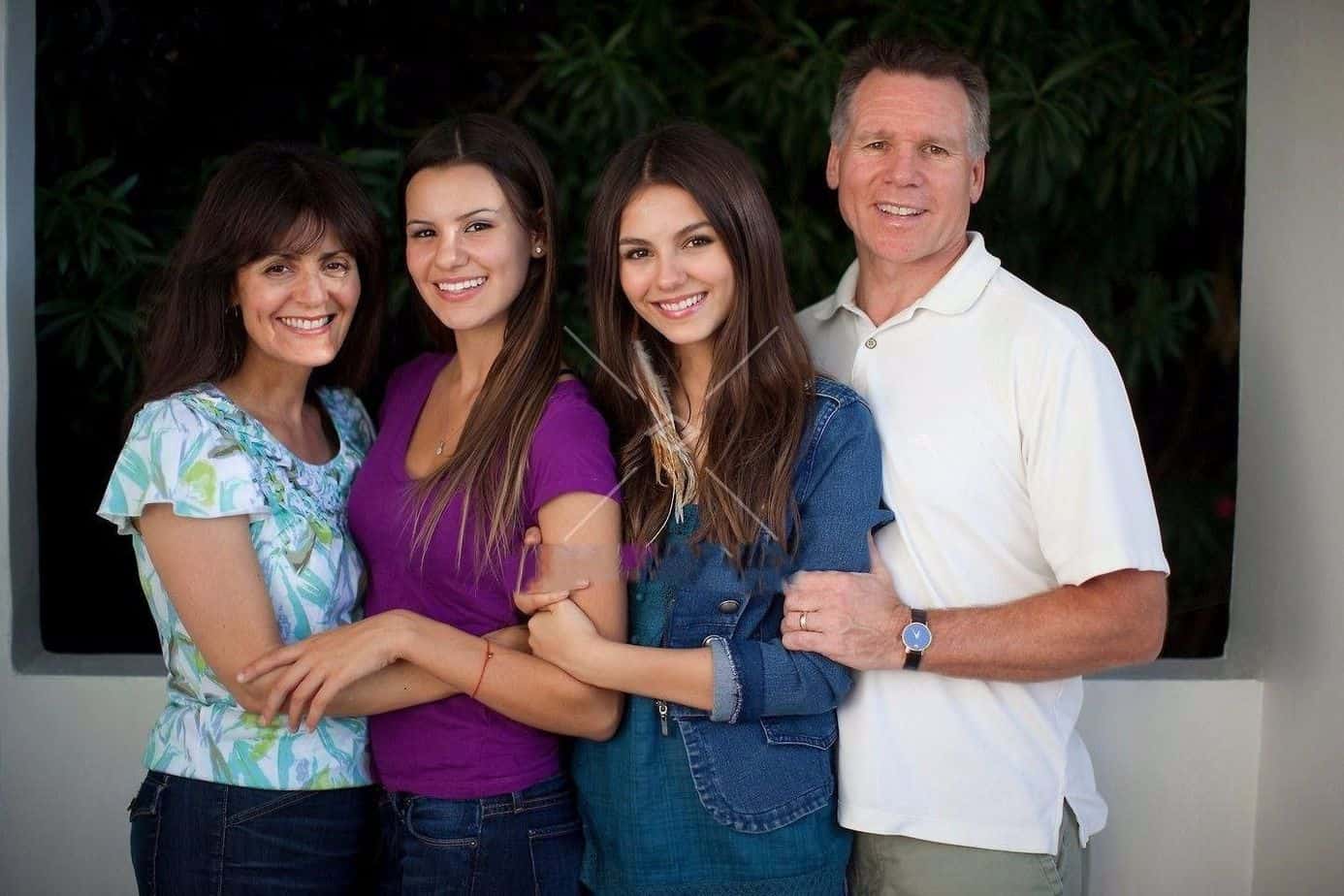 Image of Victoria Justice with her parents 